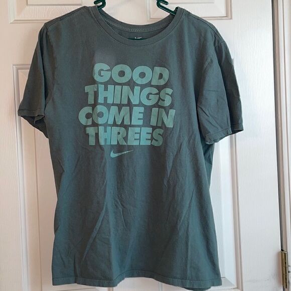 Nike Men's Green Short Sleeve "Good Things Come in Three" t-Shirt Size medium - Picture 1 of 3